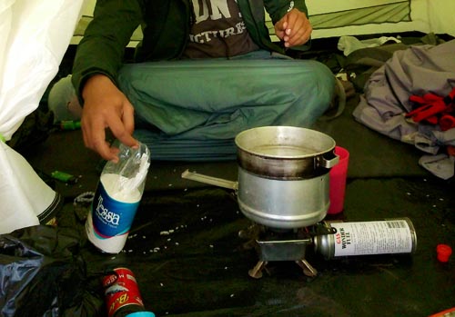 Masak di dalam tenda... Jenius :D