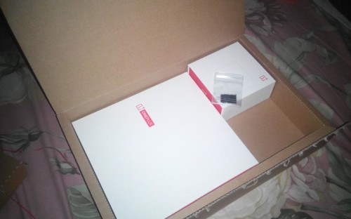 isi kotak Oneplus One dengan sim tray tambahan di luar kotak