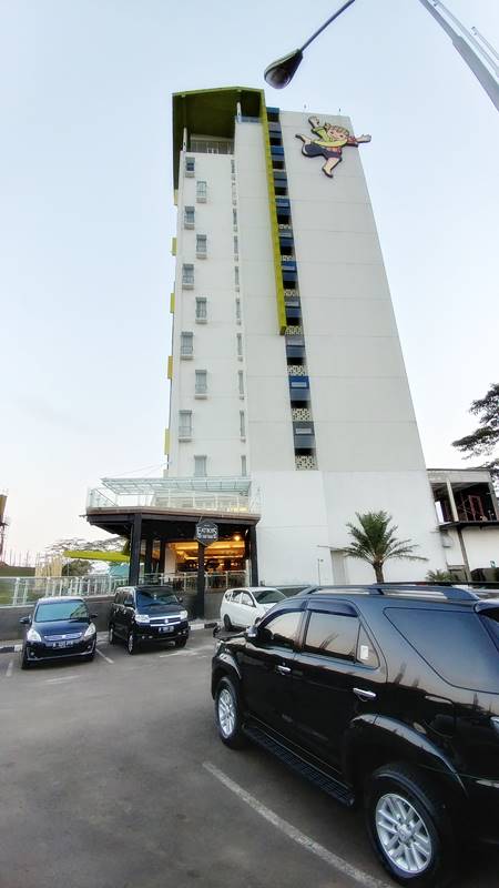 Gambar Si Kabayan di Puncak Gedung Hotel