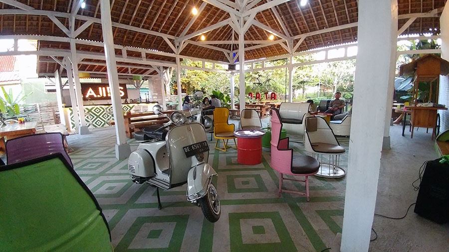 Review Suasana Kafe Ajib's Kitchen Bandar Lampung