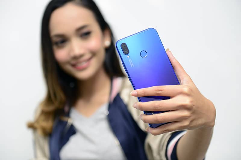 Huawei Nova 3i dalam genggaman tangan