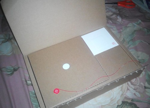Kotak Oneplus One dengan pin bekas membukanya