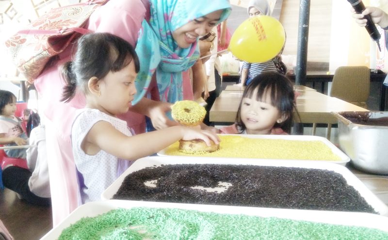 Aktifitas Bermain Dan Belajar Anak Membuat Donat