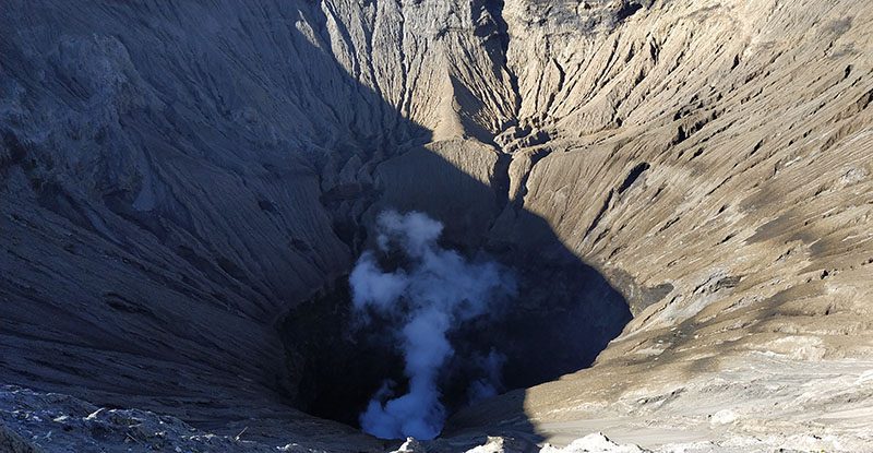 Lava di Kawah Gunung Bromo